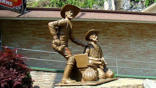 Frank und Jesse James erwarten die Besucher des  Höhlensystems (Caverns) in Stanton (Missouri) 