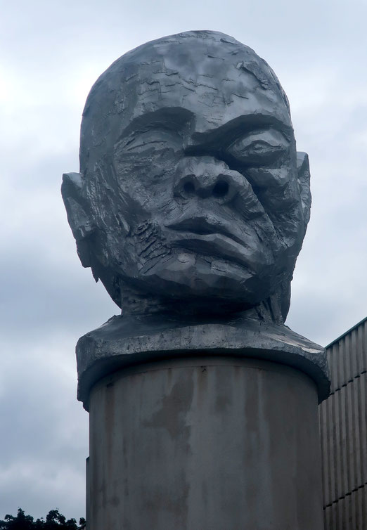 30. August 2021 - Mahnmal "Janus", ein Kopf mit zwei Gesichtern - Krieg und Frieden - von Kader Attia (Heimplatz Zürich)