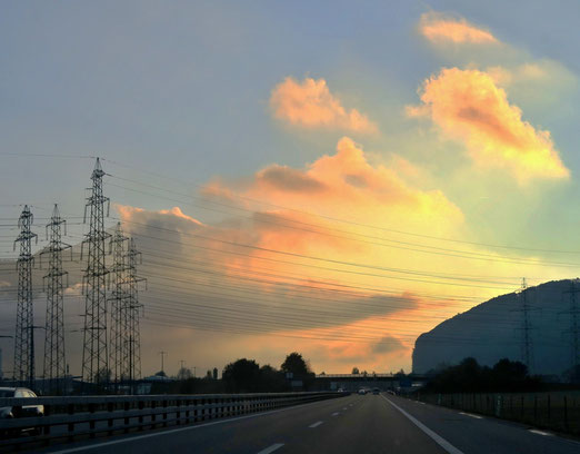 Starkstromleitungen, Maste, Morgenstimmung