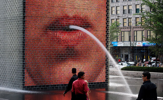 Chicago: Der Crown Fountain im Millenium Park (Die Videos mit den wasserspeienden Lippen werden alle 15 Min. gewechselt)