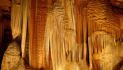 Meramec-Höhlensystem: Die Kalksteinablagerungen bildeten sich über Millionen von Jahren hinweg. Höhepunkt: der "Stage Curtain", der Vorhang zum Theatersaal!