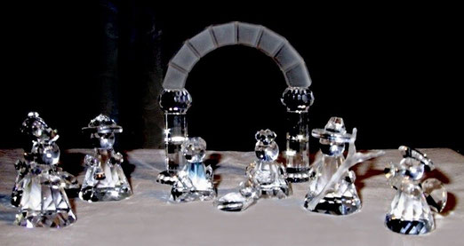 Swarovski-Krippe aus Silberkristall, aus dem Programm 1993, 9-teilig, Heilige Familie, Dreikönige, Hirte, Engel und Triumphbogen, Höhe der Figuren 4.5 – 7 cm