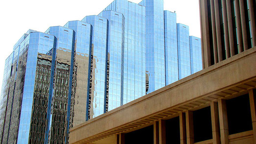 Oklahoma's Innenstadt mit vielen Hochhäusern, viel Glas und moderner Architektur.