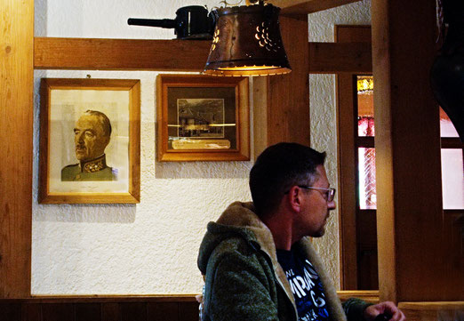 24. August 2025 - 80 Jahre nach dem Zweiten Weltkrieg - General Guisan noch immer Wandschmuck im Restaurant