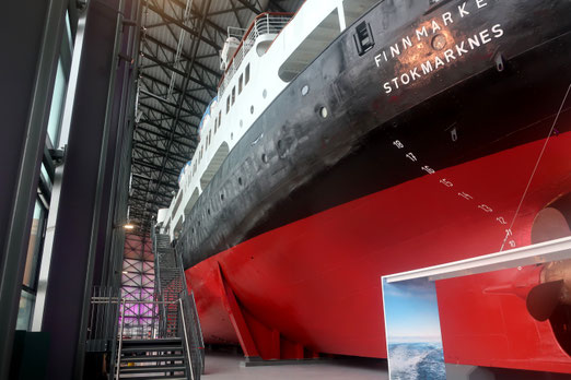 16. Mai 2024 - Die 1956 gebaute Finnmarken (bis 1993 auf dem Meer), wurde eingepackt in ein Museum in Stokmrknes
