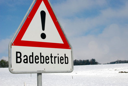 Schnee im Oktober, Badebetrieb, Verkehrstafel, Vorsucht