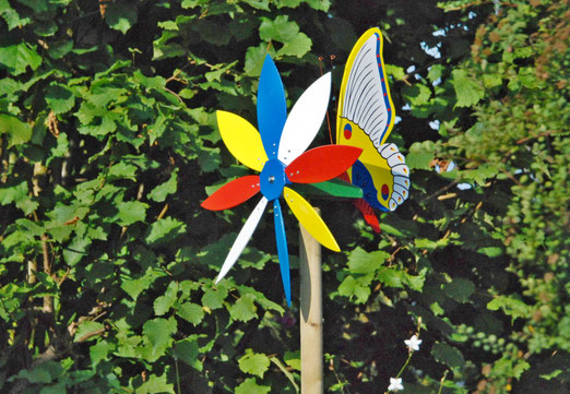 27. August 2025 - Windräder Schizophrenie. Als Zierde im Garten beliebt, als Stromerzeuger in der Landschaft verpönt.