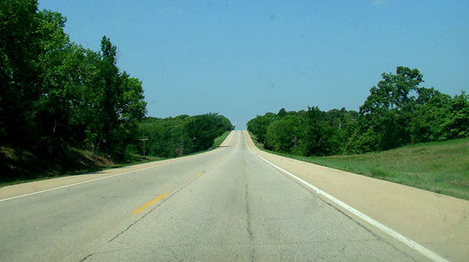 Wir erleben die grosse Freiheit und Ruhe auf der Fahrt durchs grüne Oklahoma bei stahlblauem Himmel