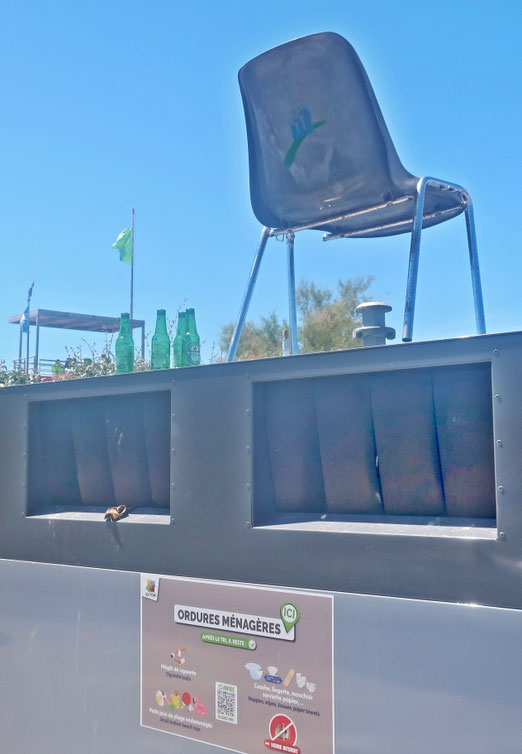 23. Juli 2025 - Les déchets à la plage. Draussen bleiben! Nicht alles geht oder darf durch den engen Einlass.