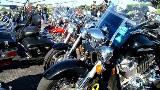 Auf dem Gelände für Kriegsveteranen (VFW) findet eine Zusammenkunft von ca. 100 Harley-Davidson Fahrern statt.