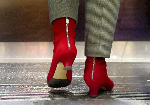 19. Oktober 2016 - „Nichts in der Welt kann doch mit roten Schuhen verglichen werden!“  Zitat aus Hans Christian Andersens Märchen "Die roten Schuhe"