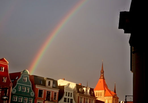  05. Oktober 2025 - Regenbogen über der Stadt 