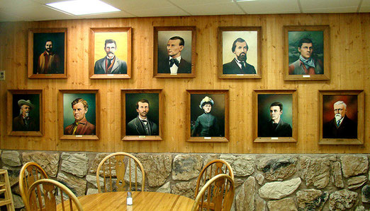 Wildwest pur - Im Touristen-Restaurant hängen sie an der Wand. Jesse- und Frank James, Doc Holliday etc.