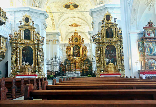 30. Oktober 2021 - Golden strahlend, die renovierte Barockkirche im 1400 Jahre alten Kloster Disentis.