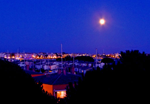 20. September 2021 - Blaue Nacht, o blaue Nacht am Hafen. In der Ferne rauschen Meer und Wind ...