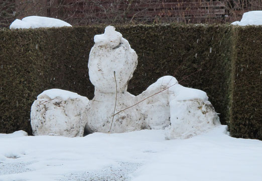 26. Februar 2015 - Ein Schneedenkmal verabschiedet sich