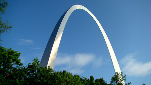 Das eigentliche Wahrzeichen von St. Louis ist der Gateway Arch (192 m hoch, vom finnischen Architekten Saarinen)