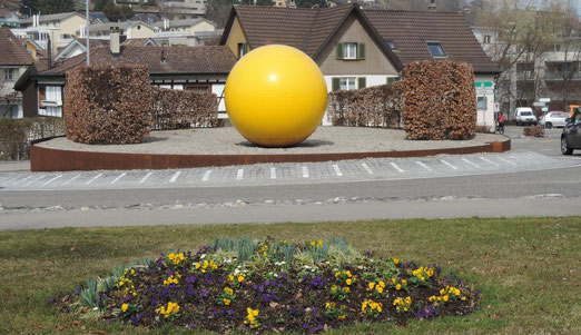 Der Kreisel befindet sich in Uzwil; Thema wahrscheinlich "Kunst". Eignet sich gut als Wegbeschreibung -  ......einfach bei der gelben Kugel rechts abbiegen, dann komo mst Du zum COOP. (Foto: Hans Weiss, Flawil)