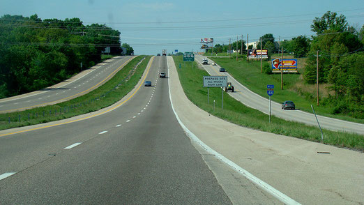 Anfahrt zu den  Meramec Caverns in Stanton (Missouri) - Ein 7,5 km Höhlensystem. Links die Interstate und rechts die Route 66 nebeneinander, was keine Ausnahme ist.