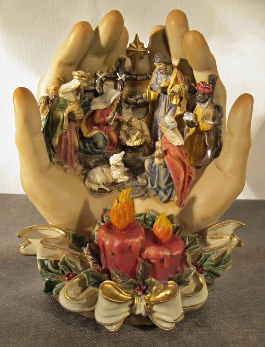 2 Dezember - Italien. Symbolkrippe: Geborgen in Gottes Hand. Höhe : 27 cm. Kunststein, industrielle Anfertigung