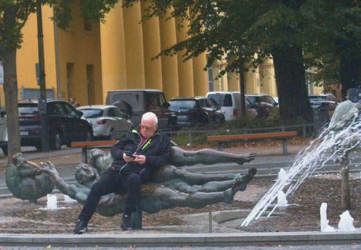 02. Oktober 2025 - Erotisches Ausruhen am Brunnen. Ist es da bequem?