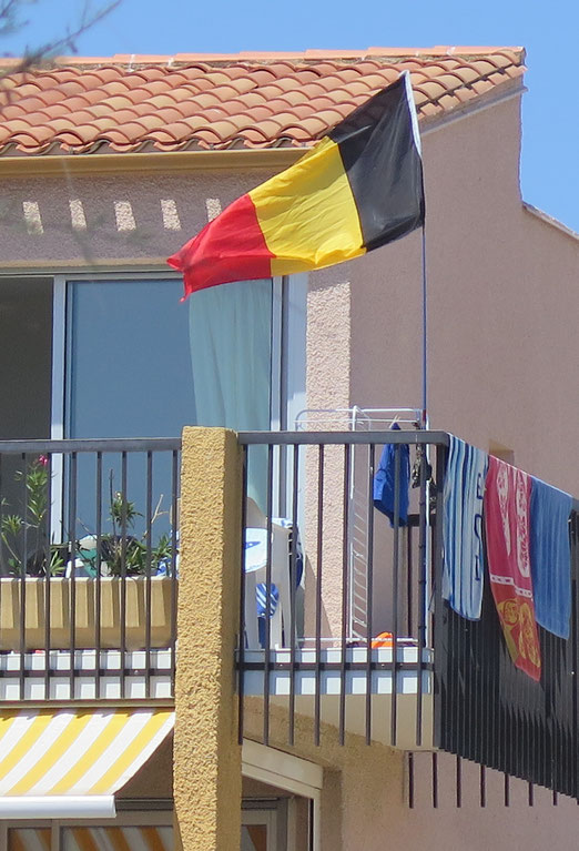 08. Juli 206 - Strandtücher am Meer in Südfrankreich. Ob die Fahne auch heute aufgezogen wird?