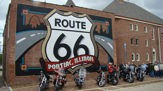 Pontiac: Route 66-Museum. Im Hinterhof zahlreiche Biker