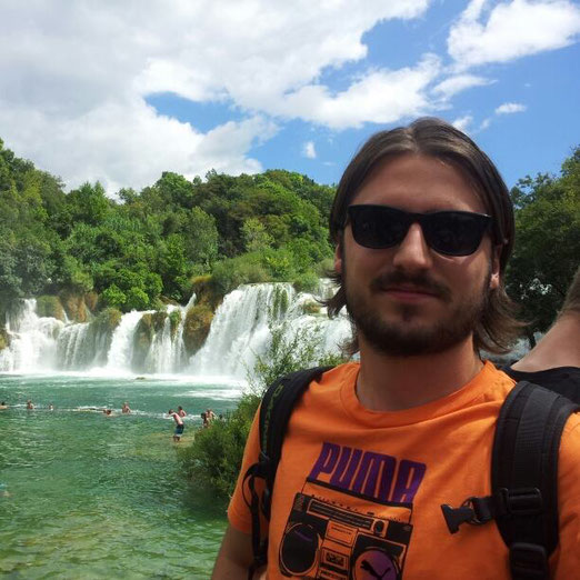 Daniel Divkovic wurde mit dem gelben Karton bestraft.