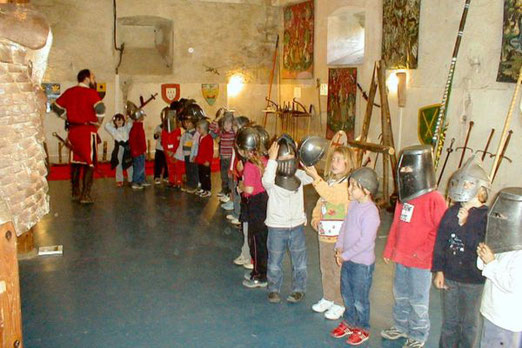 Initiation de jeunes chevaliers dans la salle d'arme du Château Chalabre