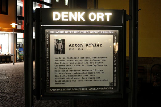 Denk Ort, Nürtingen, Erinnerung an Anton Köhler, bei Nacht, Foto: M.Werner 