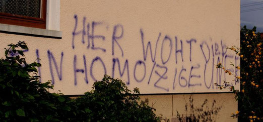 Inschrift auf einem Haus in einem Nürtinger Teilort, aufgenommen am 24. Mai 2013: "Hier woht ein Homo/Zigeuner Dieb", Foto: Manuel Werner, alle Rechte vorbehalten!