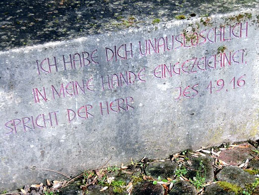 Dieser Gedenkstein vor dem Gottlob-Weißer-Haus des heutigen Ev. Diakoniewerks in Schwäbisch-Hall erinnert an die Ermordung (Foto Anne Schaude)