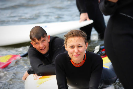 Nach einer kurzen Blogpause gibt es nun den Bericht über die Surffreizeit auf Fehmarn. Mit 21 Jugendlichen ging es für 10 Tage auf die Insel für Sonne, Sand, Spiel, Session und Surfen.