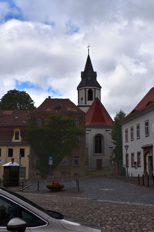 Mutzschen - Kirche und Dorfplatz. Wir sind das erste Mal in Ostdeutschland und staunen über diese Dörfer...