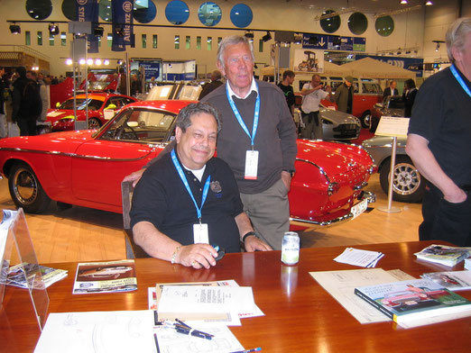 v.l.n.r           Irv Gordon mit seinen P1800 im Hintergrund und Pelle Petterson der P1800 Designer