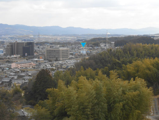 里山の山頂から（青三角の下が院です）
