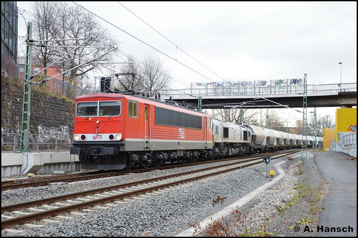 Am 14. November 2015 wird DGS 88979 über Chemnitz Hbf. umgeleitet. 155 059-9 (MEG 710) leistet 266 442-3 (MEG 247 042-5) Vorspann an der langen Leine