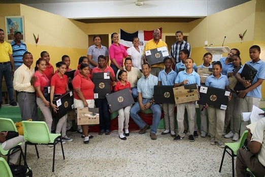 Senador Dionis Sánchez hece entrega de Laptops a Estudiantes Meritorios de Pedernales
