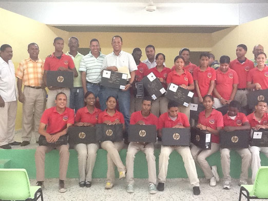 Senador Dionis Sánchez Pedernales entrega 20 Mini Laptop a estudiantes meritorios