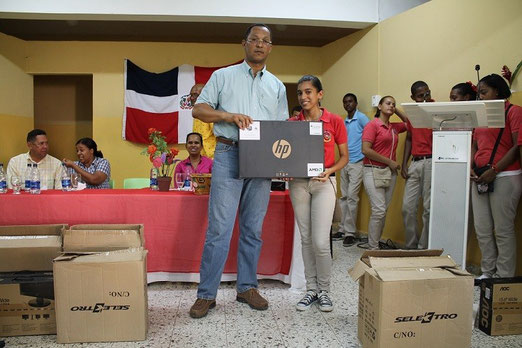 Senador Dionis Sánchez entrega Laptops a Estudiantes Meritorios de Pedernales