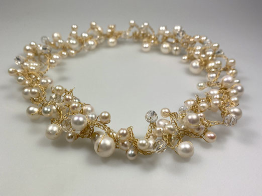 Flexible Kette aus gold plattierten Edelstahlseil mit Perlen und Bergkristall 