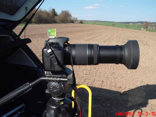 Kamera mit ausgefahrenem Objektiv und Gegenlichblende
