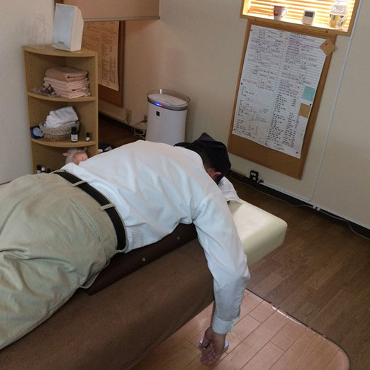 整体や骨盤矯正ではうつ伏せで施術します-金沢市骨盤矯正ほしみぐさ
