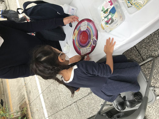 お茶の水駅前で行なったレコードプレイヤーを使ったワークショップ