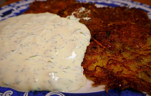 Kartoffelpuffer mit cremigen Bärlauchdipp, auch vegan möglich