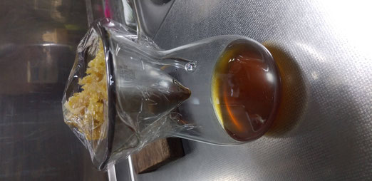 自宅のステンレスのコーヒードリッパーにいれ、3日間ほどかけてじわじわ抽出してみました。