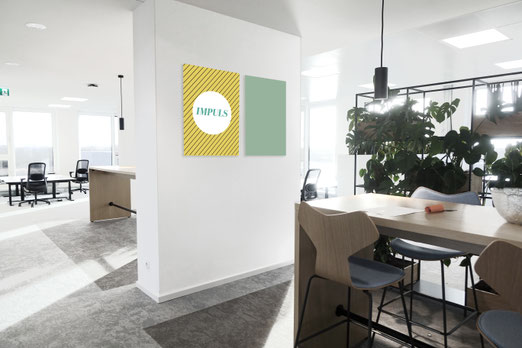 Typografie-Motiv als humorvoller Impuls in Meeting-Bereichen, Kunst im Büro für Motivation und Teamkultur.