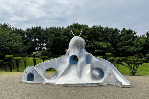 辻堂海浜公園の宇宙人滑り台。こういうのがあったらいいなあ…