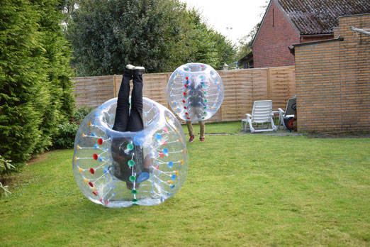 ...... habt Ihr nicht auch Lust Euch zu bewegen?  Mal richtig die Sau rauszulassen ? Geht super mit dem Bumperball. Überziehen und gegen den anderen prallen, umfallen, überschlagen, Spaß pur. Super für den Kindergeburtstag / 2 Bälle 50,-€