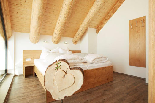 A warm welcome to your wooden chalets TyroLadis